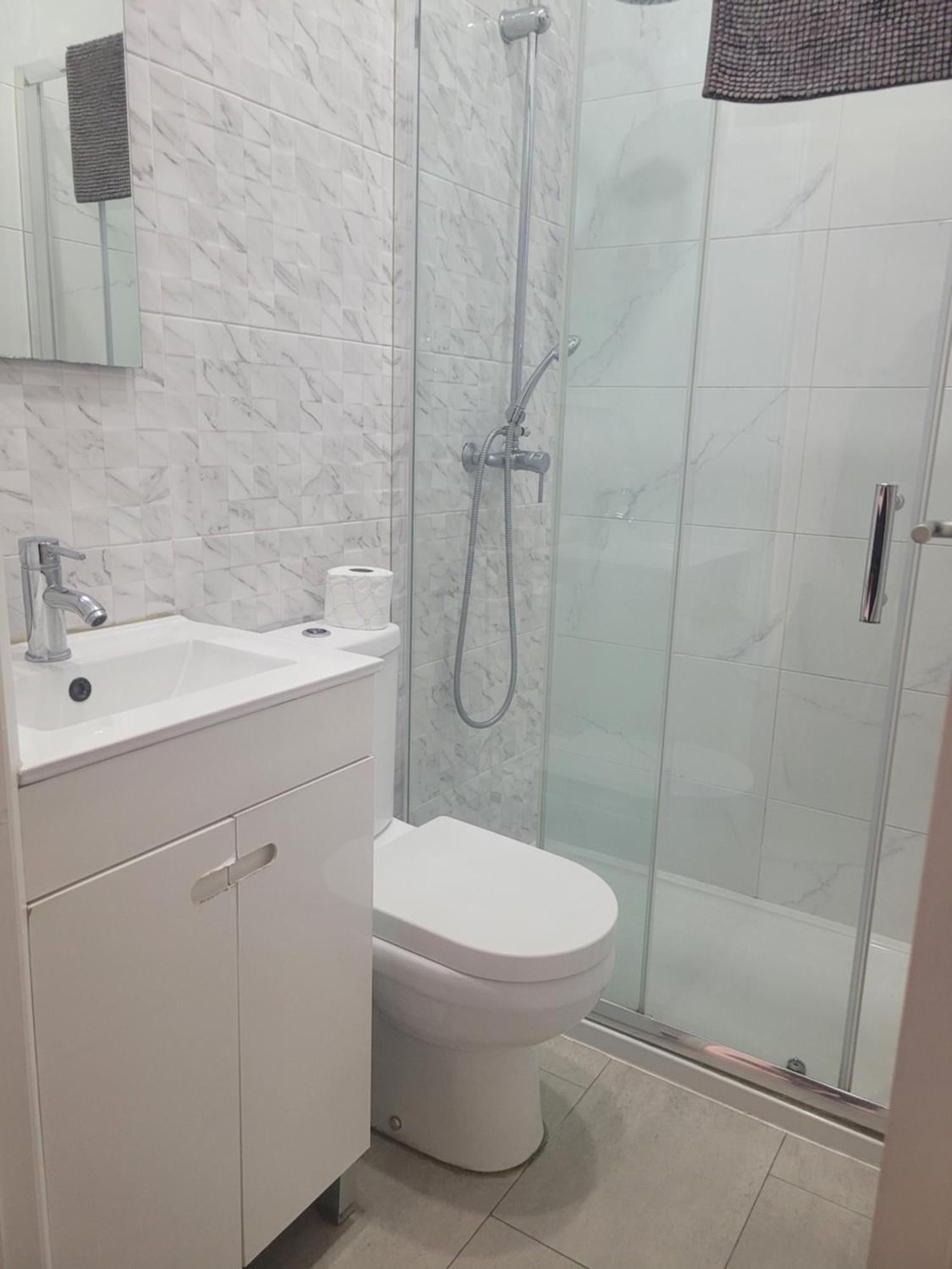 瓦伦蒂娜住宅酒店 Lisboa 客房 照片 A shower cubicle